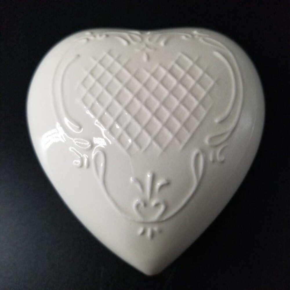 NWOT Heart Ceramic Trinket Box Jewelry Dish 4" - Cream Color